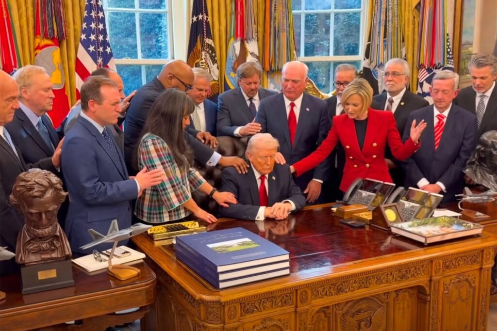 SI PO PËRGATITET USHTRIA E SË DJATHTËS FETARE E TRUMP-it PËR APOKALIPSIN