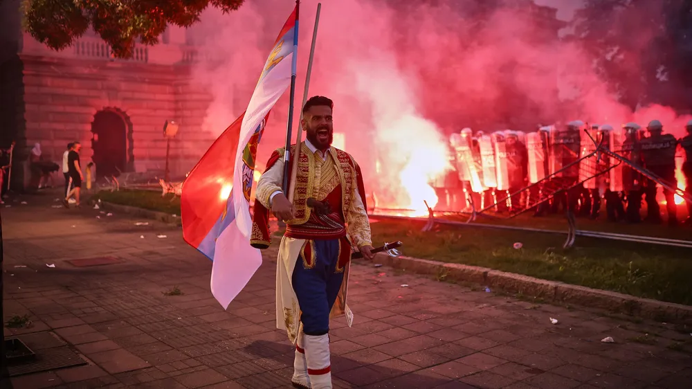 Dhjetëra mijëra njerëz protestojnë kundër qeverisë në Beograd