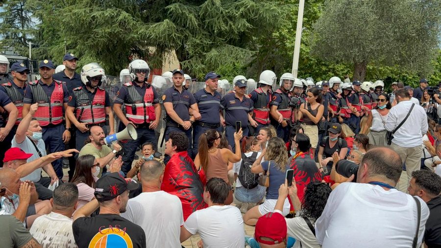 Nis seanca plenare, protestuesit ulen përpara godinës dhe iu bëjnë thirrje deputeteve: Dorëzoni mandatet!