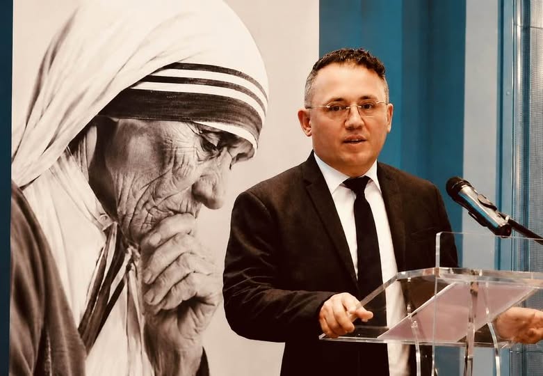 MESAZHI I UNITETIT NË NJË KOHË PËRÇARJESH
