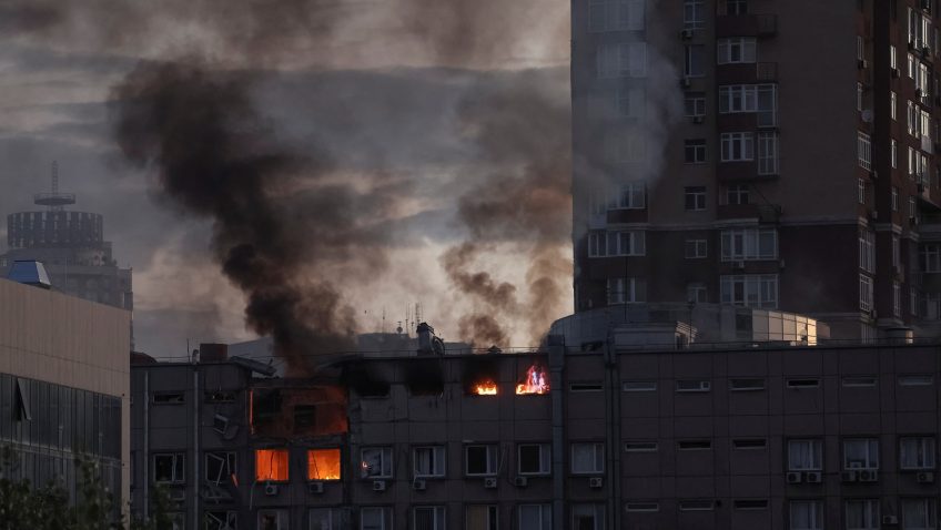Rusia urdhëron diplomatët e huaj të largohen nga Kievi mes sulmeve masive